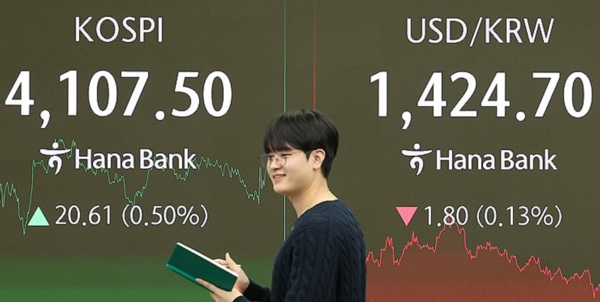 코스피가 사흘째 올라 사상 첫 4100대에서 장을 종료한 2025년 10월 31일 서울 하나은행 본점 딜링룸에서 직원들이 업무를 보고 있다.이날 코스피는 전장보다 20.61포인트(0.50%) 오른 4,107.50에 장을 마치며 종가 기준 역대 처음으로 4100선을 넘어섰다. 코스닥지수는 전장보다 9.56포인트(1.07%) 오른 900.42에 거래를 마쳤다. /사진=연합