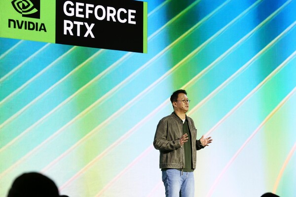 배재현 빅파이어 게임즈 대표가 2025년 10월 30일 ‘지포스 게이머 페스티벌’ 무대에 올라 “신더시티는 엔비디아 첨단 기술을 적용해 개발하고 있으며, 이를 통해 많은 이용자가 함께 대규모 협력전(CO-OP)의 진수를 즐길 수 있을 것”이라고 말하고 있다. /사진=엔씨소프트(NC)