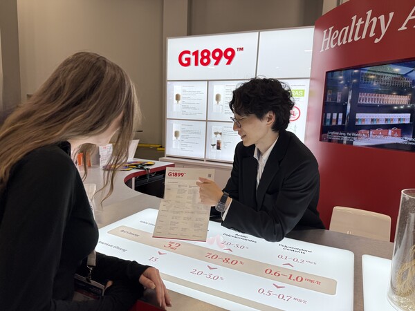 KGC인삼공사는 2025년 10월29일~30일 미국 라스베가스에서 개최된 세계 최대 식품 원료 박람회인 SSG2025(Supply Side Global2025)에 참가해 ‘G1899’ 원료 공급 사업의 포문을 열었다. KGC 인삼공사 직원이 표준화된 프리미엄 원료 브랜드 'G1899'를 소개하고 있다./KGC인삼공사