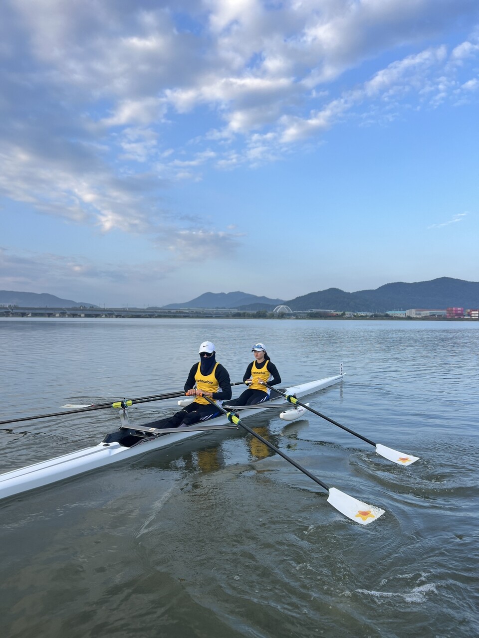 2025년 10월 31일~11월 2일 부산 서낙동강 조정카누경기장에서 진행된 '제45회 전국장애인체육대회'에 출전한 넷마블조정선수단 소속 (왼쪽부터)이봉희 선수, 강현주 선수가 배에 올라 있다. 2025.11.3./사진=넷마블