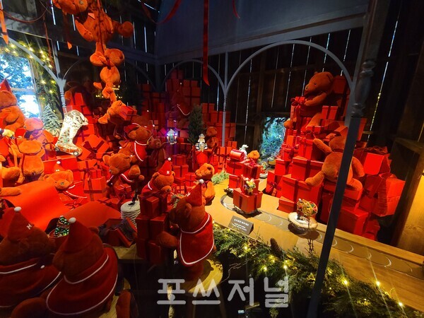 더현대 서울 크리스마스 마을 H빌리지의 포장공방 / 사진=이현민 기자