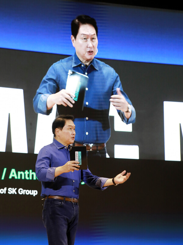 2025년 11월 3일 서울 강남구 코엑스에서 열린 'SK AI 서밋 2025'에서 최태원 SK그룹 회장이 기조연설을 하고 있다./사진=SK