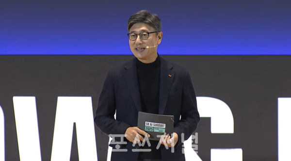 2025년 11월 3일 서울 강남구 코엑스에서 열린 'SK AI 서밋 2025'에서 정재헌 SK텔레콤 대표가 발표하고 있다./사진=SK AI 서밋 온라인 생중계 갈무리.