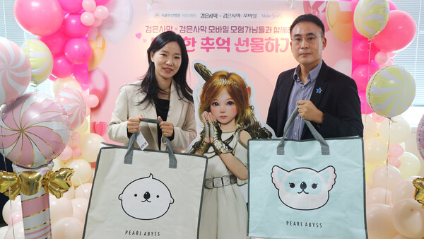 펄어비스는 ‘검은사막’, ‘검은사막 모바일‘ 모험가와 함께한 글로벌 나눔 이벤트를 통해 난치병으로 투병 중인 서울아산병원 환아들과고 2025년 10월 28일 특별한 추억을 나눴다고 밝혔다. (왼쪽부터) 김세미 펄어비스 인사문화실장, 송영대 메이크어위시 코리아 사무총장. /사진=펄어비스