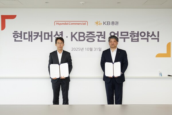 2025년 10월 31일 현대커머셜 여의도 본사에서 현대커머셜 양진우 기업금융본부장(왼쪽)과 KB증권 김인웅 신디케이션본부장이 ‘기업금융 시장 동반 성장을 위한 업무 협약식’을 진행하며 기념 사진을 촬영하고 있다. /사진=KB증권
