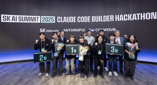 SK텔레콤은 ‘SK AI 서밋 2025’의 부대행사로 앤트로픽, 콕스웨이브와 함께 숨은AI 고수를 찾는 ‘클로드 코드 빌더 해커톤’과 올해로 26주년을 맞은 ‘청소년 행복AI코딩챌린지’를 성황리에 개최했다고 4일 밝혔다. 2025년 11월 3일 해커톤 참가자들이 수상 후 기념사진을 촬영하고 있다. /2025.11.04 SK텔레콤