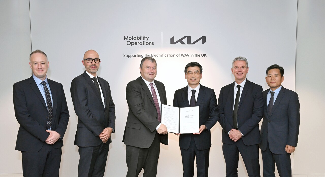 2025년 11월 3일 서울 서초구 기아 사옥에서 열린 영국 내 PBV 보급 확대를 위한 업무협약(MOU) 체결식에서 (왼쪽부터)  제임스 혼(James Horne) 모타빌리티 상무, 다미안 오톤(Damian Oton) 모타빌리티 최고상업책임자(CCO), 앤드류 밀러(Andrew Miller) 모타빌리티 최고경영자(CEO), 송호성 기아 사장, 폴 필포트(Paul Philpott) 기아 영국법인장, 김상대 기아 PBV비즈니스사업부장이 기념 촬영을 하고 있다. 2025.11.4./사진=현대자동차그룹