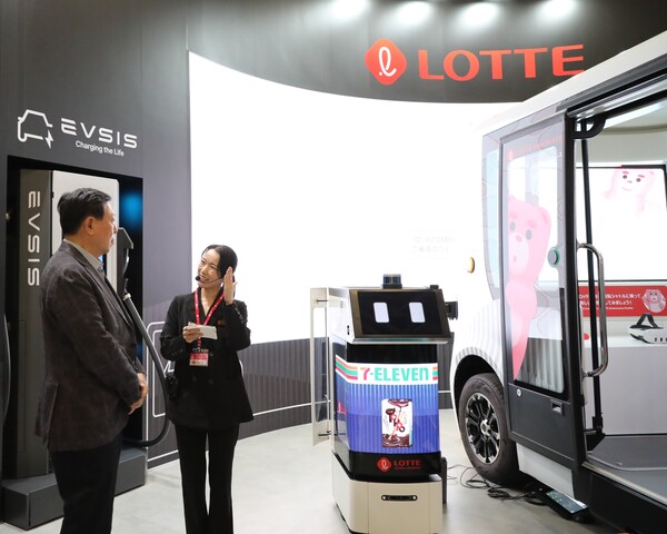 신동빈 롯데 회장은 2025 11월 3일 일본 도쿄에서 열리고 있는 ‘재팬모빌리티쇼 2025’ 롯데관을 찾아 자율주행 기술에 관한 설명을 듣고 있다. / 사진=롯데지주