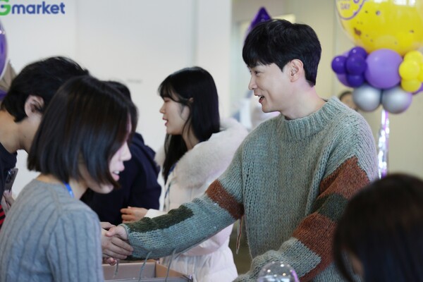 ‘빅스마일데이’ 홍보 모델인 민경훈이 2025년 10월 3일 G마켓 본사를 방문하고 있다. / 사진=G마켓
