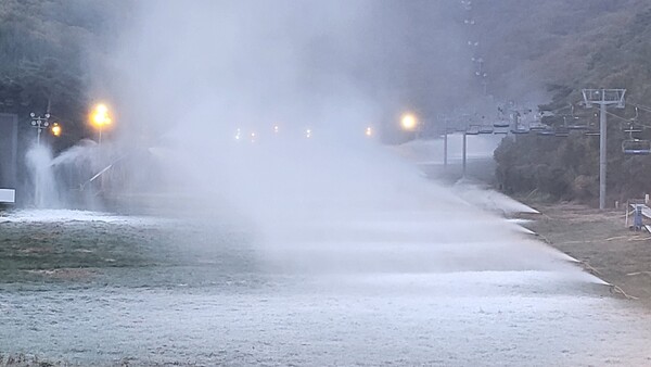 2025년 11월 3일 무주덕유산리조트 스키장에서 제설작업이 진행되고 있다. /부영그룹