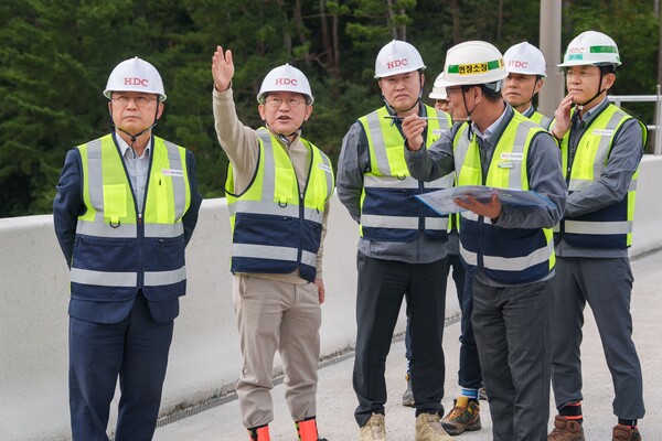 2025년 10월 31일 동해선 포항-영덕 고속도로 4, 5공구에서 (왼쪽부터)조태제 HDC현대산업개발 대표이사(CSO), 정경구 HDC현대산업개발 대표이사(CEO), 김영한 HDC현대산업개발 인프라본부장이 안전점검을 진행하고 있다. /HDC현대산업개발