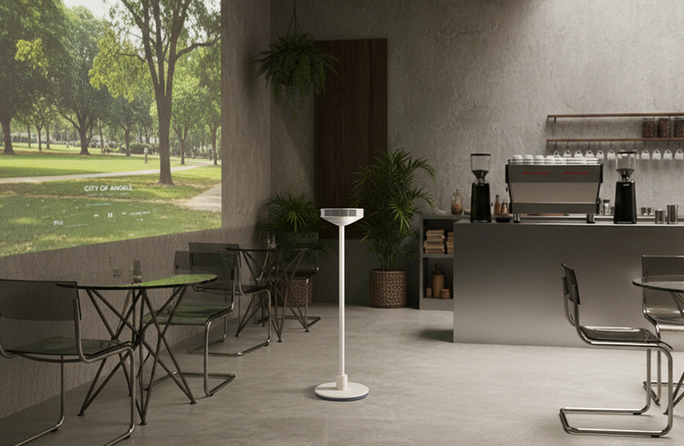 긴 스탠드에 원형의 프로젝터 헤드를 결합한 형태의 'LG 무드메이트'. 고객은 자유롭게 옮겨 다니며 최대 120인치 대화면으로 다양한 콘텐츠를 감상할 수 있다. 2025.11.5./사진=LG전자