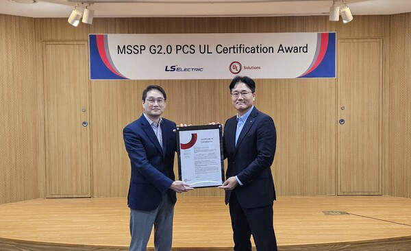 2025년 11월 4일 안양 글로벌 R&D 캠퍼스에서 서장철 LS일렉트릭 전력연구개발본부장 겸 최고기술책임자(CTO)(오른쪽), 웨슬리 궉 UL 솔루션즈 신재생에너지 및 산업 자동화 총괄 부사장이 'UL 1741' 인증서 수여식에서 기념촬영을 하고 있다./사진=LS일렉트릭