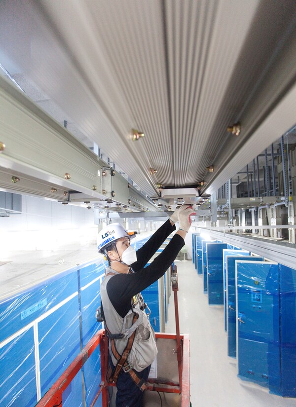 LS전선 직원이 버스덕트 시스템을 설치하고 있다./사진=LS전선