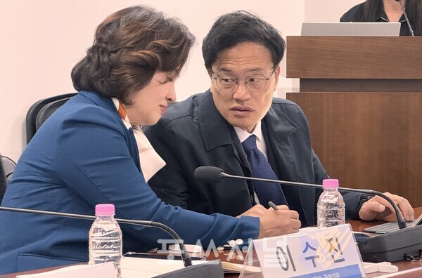 2025년 11월 5일 서울 여의도 국회에서 열린 2026년 보건복지 예산안 분석 토론회에서  더불어민주당 이수진(왼쪽)박주민의원이 담화하고 있다./사진=신은주 기자