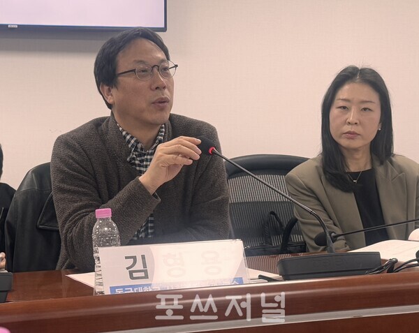 2025년 11월 5일 서울 여의도 국회에서 열린 2026년 보건복지 예산안 분석 토론회에서 김형용 동국대학교 사회복지학과 교수가 패널로 참여해 발언하고 있다. 김윤민 국립창원대학교 사회복지학과 교수(오른쪽)가 경청하고 있다.  /사진=신은주 기자