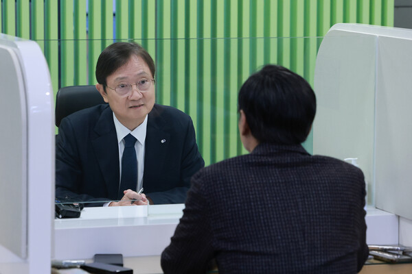 이찬진 금융감독원장이 2025년 11월 5일 서울 여의도 금융감독원 금융민원센터에서 민원인과 상담하고 있다./사진=연합뉴스