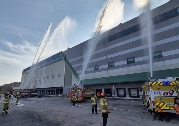 2025년 10월 5일 농협안성농식품물류센터에서 종합 방수 등 화재 대비 동절기 소방훈련이 실시되고 있다. / 사진=농협중앙회