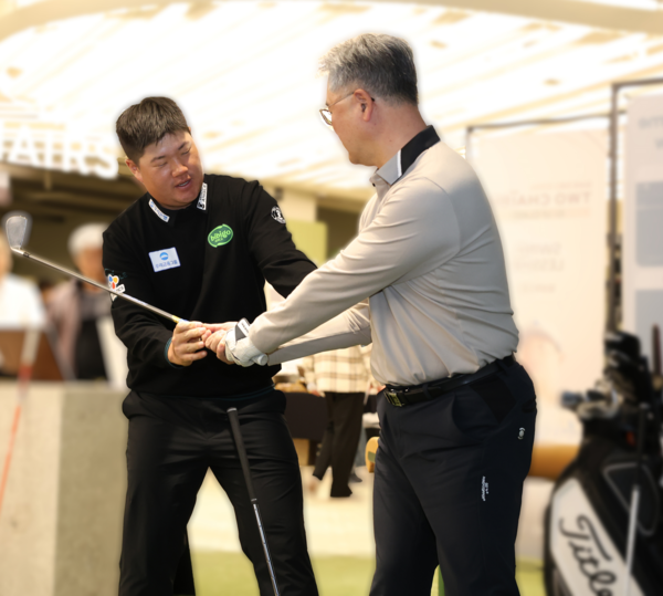 PGA 프로골퍼 임성재(왼쪽)가 우리투자증권 고객에게 레슨을 진행하고 있다./사진=우리금융그룹