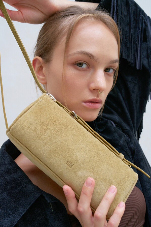 아떼바네사브루노 액세서리 올리브그린 스웨이드백 /LF