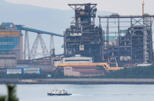 2024년 11월10일 오전 4시 20분께 경북 포항시 남구 제철동 포스코 포항제철소에서 발생한 화재가 5시간 만인 9시 20분께 모두 꺼진 가운데 해양경찰이 포스코 주변 바다를 살펴보고 있다. /연합