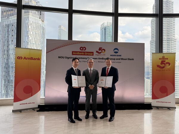 류형진 우리은행 글로벌그룹장, 여승배 주말레이시아대한민국대사, 크리스토퍼 얍 AmBank 부행장이 2025년 11월 6일 말레시이아 쿠알라룸푸르에 위치한 AmBank 본사건물에서 양국간 금융협력강화 MOU를 체결하고 기념사진을 촬영하고 있다./우리은행