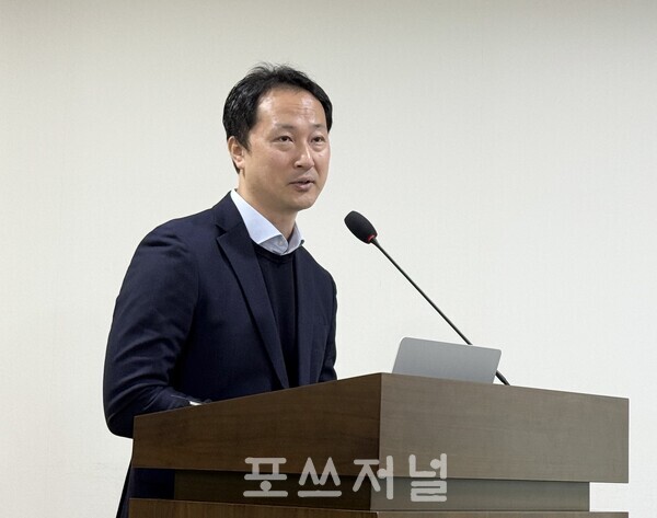 2025년 11월 6일 서울 영등포구 국회의원회관에서 개최된 '한국형 전환금융 활성화 방안' 세미나에서 황재학 금융감독원 수석조사역이 발표하고 있다./사진=박소연 기자