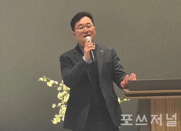 2025년 11월 6일 서울 강남구 신사동 디에이치 갤러리에서 열린 미디어 쇼케이스에서 이인기 현대건설 주택사업본부장이 인사말을 하고 있다. /사진=송신용 기자
