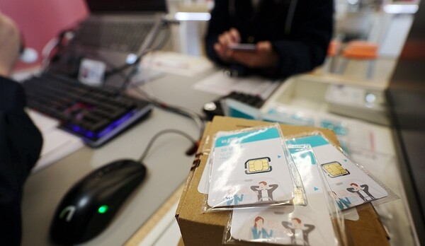 KT가 해킹 피해 후속 대책으로 전 가입자를 대상으로 무상 유심 교체를 시작한 2025년 11월 5일 서울 KT플라자 여의도역점을 찾은 시민이 유심 교체 상담을 받고 있다. /사진=연합