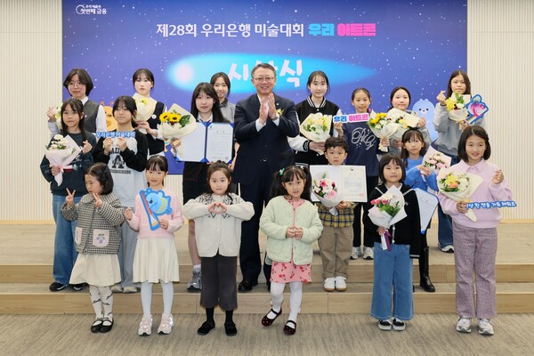 정진완 우리은행장(가운데)과 수상자들이 2025년 11월 5일 서울 중구 우리은행 본점에서 열린 '우리 아트콘' 시상식에서 기념사진을 촬영했다./사진=우리은행