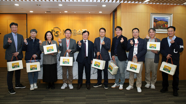  NS홈쇼핑 조항목 대표이사(가운데)가 2025년 10월 5일 수능 앞둔 임직원 수험생 자녀를 위해 응원선물을 전달하고 기념사진을 찍고 있다. / 사진=NS홈쇼핑