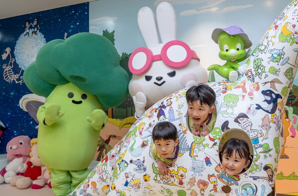 KB금융 스타프렌즈 캐릭터와 어린이 관람객들이 2025년 10월 16일 서울 도봉구 둘리뮤지엄에서 진행된 '문화의 날, 별과 함께 날다' 이벤트에 참여하고 있다./사진=KB금융