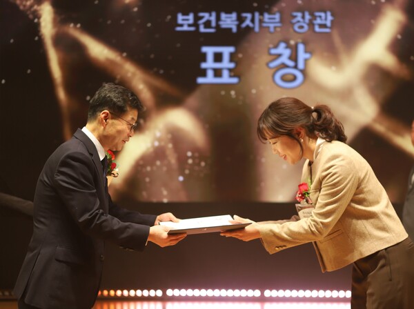 KT&G가 '제14회 대한민국 나눔국민대상'에서 보건복지부 장관상을 수상했다. 경아영 KT&G 사회공헌부장(오른쪽)이 '제14회 대한민국 나눔국민대상' 시상식에서 보건복지부 장관상을 수여받고 있다. /KT&G