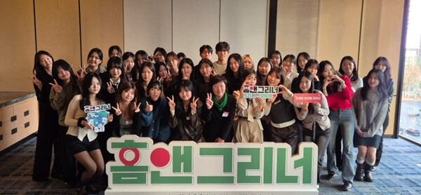 ‘홈앤그리너 5기’ 참가자들이 2025년 10월 6일 포시즌스 호텔 서울에서 열린 스료식에서 기념사진을 찍고 있다. / 사진=홈앤쇼핑