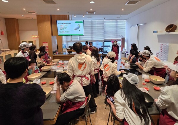 2025년 11월 5일 교촌에프앤비 '바르고 봉사단'이 뮤지엄 김치간에서 구산 초등학교 특수학급 학생들과 함께 김치 만들기 체험을 진행하고 있다. / 2025.11.07 교촌에프앤비