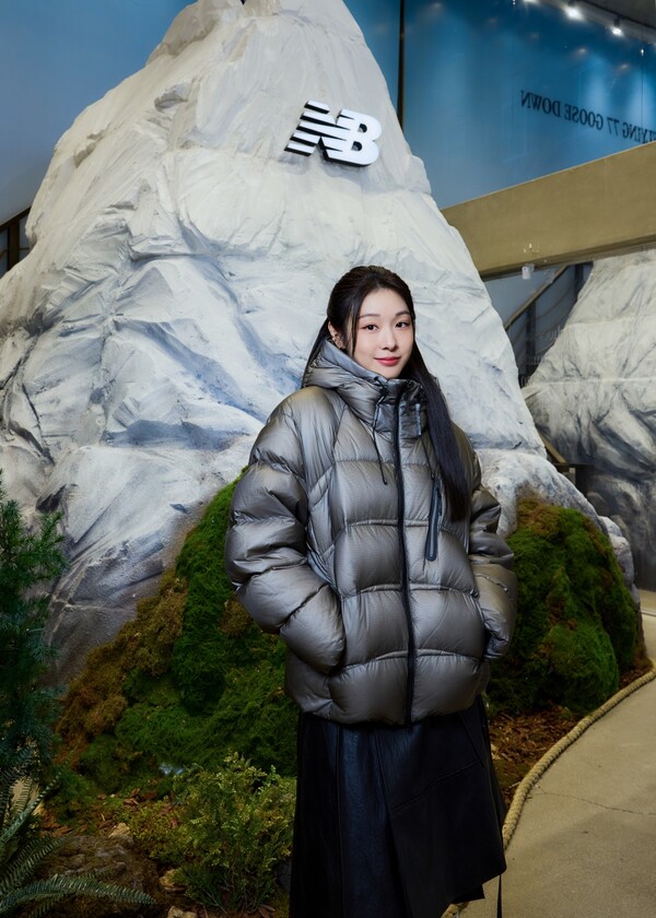 뉴발란스 플라잉77구스다운 ‘WAY TO PEAK’ 팝업스토어 현장을 찾은 엠버서더 김연아 /이랜드