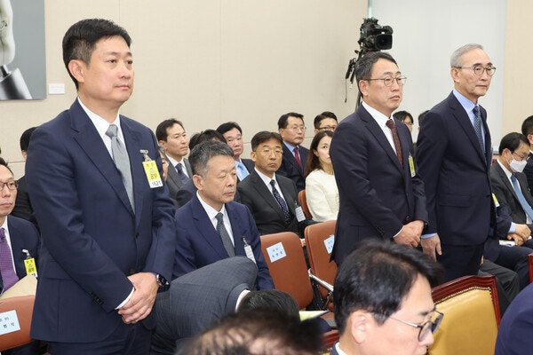 2025년 10월21일 국회 과학기술정보방송통신위원회에서 열린 국정감사에서 통신3사 대표들이 일어서서 위원 질의를 듣고 있다. (왼쪽부터) 홍범식 LG유플러스 대표이사, 유영상 SKT 대표이사, 김영섭 KT 대표이사./사진=연합뉴스