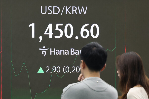 2025년 11월 7일 오전 서울 중구 하나은행 본점 딜링룸 현황판에 원/달러 환율이 표시돼 있다./사진=연합뉴스