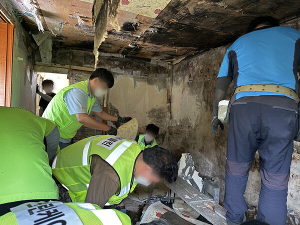 동대문구 취약계층 가구에서 서울주택도시개발공사와 동대문구지역사회보장협의체 자활고용주거분과 등 관계자가 집수리 봉사 활동을 진행하고 있다. /2025.11.7 서울주택도시개발공사