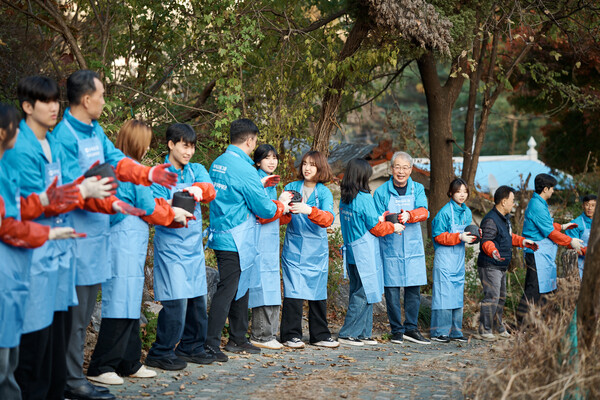 2025년 11월 7일, 임종룡 우리금융그룹 회장과 임직원, 우리은행 대학생 홍보대사 ‘캠퍼스 WOORI’ 48명은 서울시 성북구 정릉3동에 소재한 취약계층 가정집을 방문해 직접 연탄을 배달하며 온정을 나눴다./사진=우리금융그룹