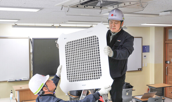 LG전자 시스템에어컨 유지보수를 담당하는 하이엠솔루텍 서비스 엔지니어들이 수능 시험장에 설치된 냉난방 시스템에어컨 작동 이상 유무를 점검하고 있다./2025.11.9 LG전자