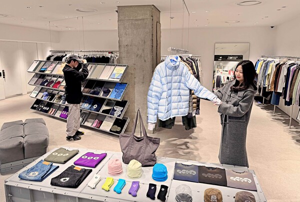 서울 중구 롯데백화점 본점 9층 K-패션 전문관 키네틱 그라운드 내 매장에서 고객들이 상품을 구경하고 있다./사진=롯데쇼핑