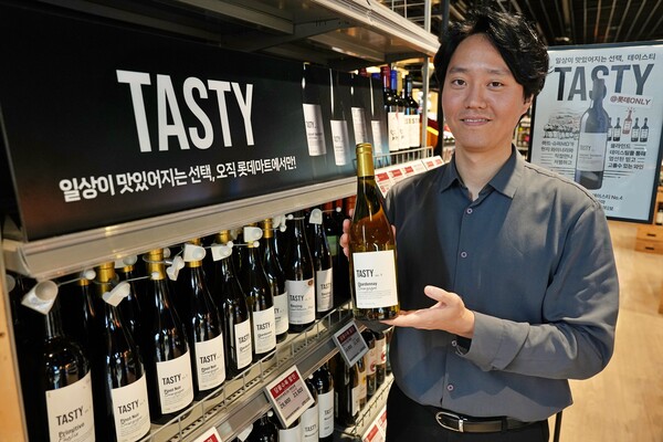 서울시 송파구 롯데마트 월드타워점 와인 코너에서 장세욱 주류 MD(상품기획자)가 신상품 '테이스티(TASTY)' 와인 3종을 홍보고 있다./2025.11.9 롯데마트·슈퍼