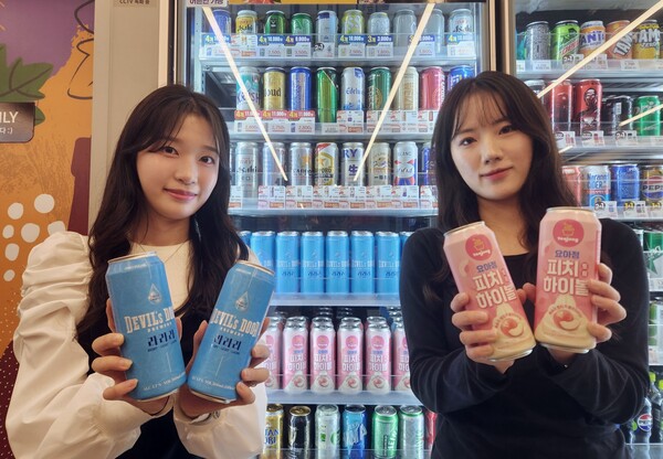 이마트24가 연말을 앞두고 인기 브랜드와 협업한 차별화 주류 2종을 선보인다./2025.11.9 이마트24