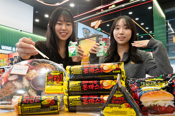 세븐일레븐이 ‘온정돈까스’와 협업해 선보인 ‘디지게매운’ 콘셉트의 푸드간편식 시리즈가 출시 한 달여 만에 누적 50만개 판매됐다./2025.11.9 세븐일레븐