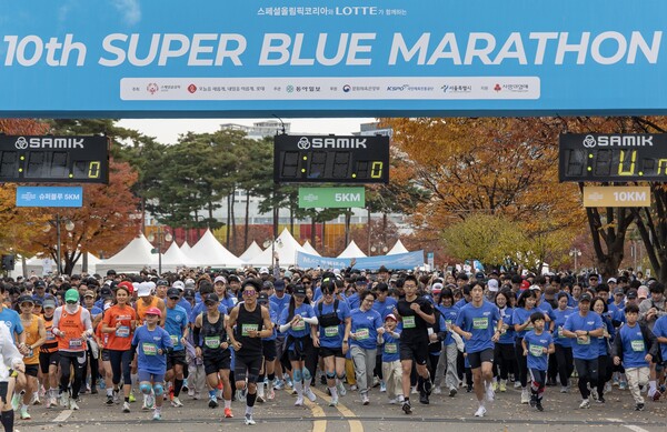 롯데가 2025년 11월 8일 서울 상암동 평화의공원 평화광장 일대에서 '제10회 슈퍼블루마라톤'을 개최했다. 2015년 시작된 슈퍼블루마라톤은 롯데가 장애인 인식 개선을 위해 개최하는 대회로 누적 참가자 수는 약 8만 명에 달한다./롯데