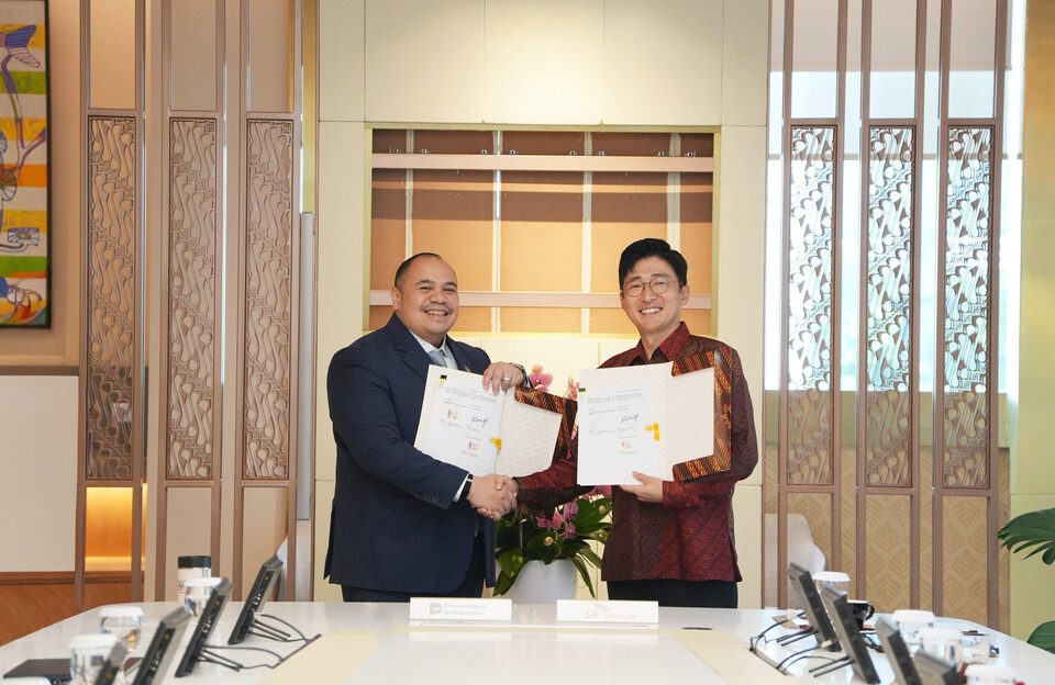 노현호 SK플라즈마코어 법인장(오른쪽), 판두 자흐리르 다난타라 인도네시아 최고투자책임자(왼쪽)가 인도네시아 현지에서 열린 혈액제제 생산 인프라 투자를 위한 업무협약(MOU) 체결식에서 서명 후 함께 기념사진을 촬영하고 있다. 2025.11.10./사진=SK케미칼