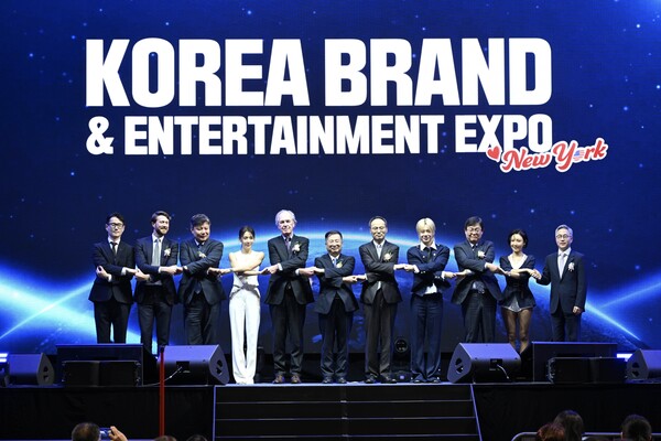 한광영 현대홈쇼핑 사장(오른쪽 세 번째)이 2025년 11월 7일(현지시간) 미국 뉴저지 아메리칸 드림몰에서 진행된 ‘2025 뉴욕 한류박람회’ 개회식에서 주최측 관계자 등과 기념사진을 촬영하고 있다. / 사진=현대홈쇼핑