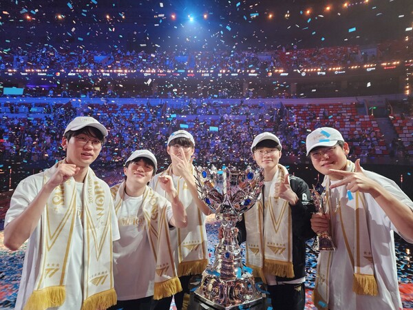 T1 선수단 ‘2025 리그 오브 레전드(LoL) 월드 챔피언십’ 우승 기념 사진. (왼쪽부터) 도란(최현준), 케리아(류민석), 오너(문현준), 페이커(이상혁), 구마유시(이민형)/사진=SK스퀘어