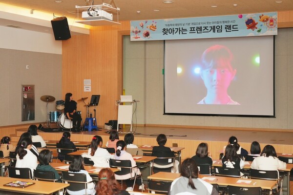 카카오게임즈는 아동학대 예방의 날을 맞아 2025년 11월 8일 서울특별시립 아동푸른센터, 꿈나무마을 초록꿈터·파란꿈터에서 아동복지시설 거주 아동을 대상으로 ‘찾아가는 프렌즈게임 랜드 – 게임으로 다시 웃는 아이들의 행복한 시간’ 행사를 진행했다. /사진=카카오게임즈 